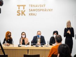 SOS gombík pre seniorov: Župa ponúka službu domáceho tiesňového volania