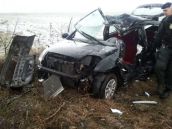DOPLNENÉ: Citroën vyletel z cesty, vodičku vystrihovali