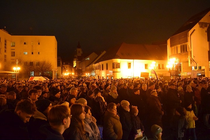 V Trnave sa opäť štrngalo kľúčmi, ľudia žiadali odchod Roberta Fica