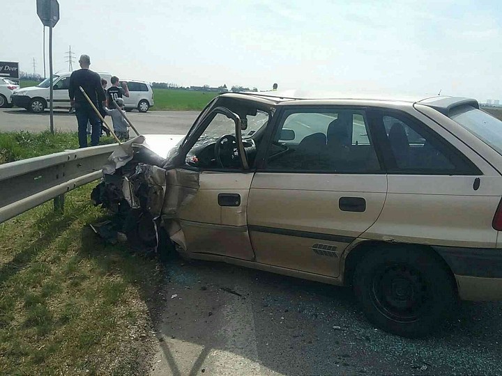 Medzi Piešťanmi a Drahovcami sa zrazili tri autá, traja ľudia sa zranili