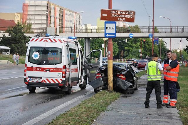 Na Hlbokej ulici havarovala žena, po šmyku prešla do protismeru