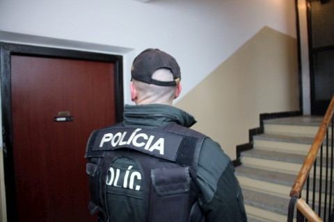 Dobodanú dôchodkyňu objavili za dverami jej bytu susedia