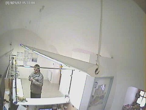 Pátranie: Zanedbaný muž mieril na predavačku so slovami: Daj mi všetky prachy!
