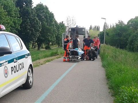 Rušno na hrádzi v Piešťanoch: Zdravotníci ošetrili ženu, ktorá bola vo Váhu