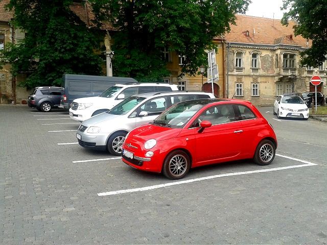 Koniec parkovaniu na divoko pri Námestí sv. Mikuláša, plochy pre automobily presne vyznačili