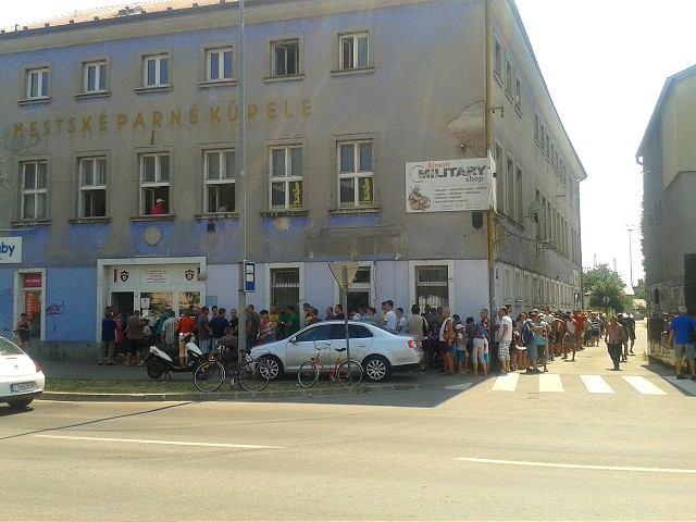 Fanúšikovia čakajú na lístky na otvárací zápas City Areny už hodiny pred spustením predaja