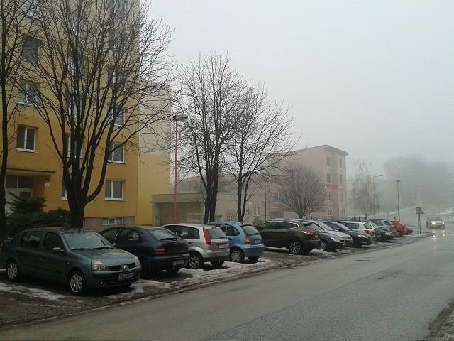 Na Tehelnej a Špačinskej niekto prepichol vodičom pneumatiky