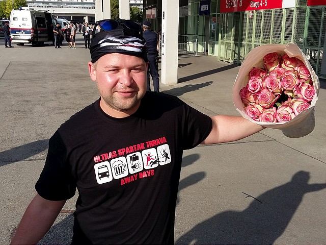 Vo Viedni je asi dvetisíc fanúšikov Spartaka, policajtkám ponúkal jeden z nich kvety