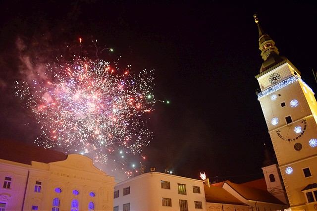 FOTO + VIDEO: Koncoročný ohňostroj si užilo v Trnave zaplnené námestie