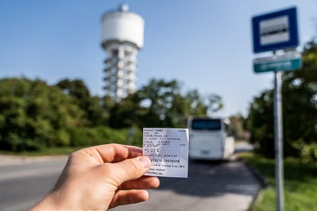 Koľko reálne stojí preprava? Na lístkoch z prímestských autobusov je finančné porovnanie