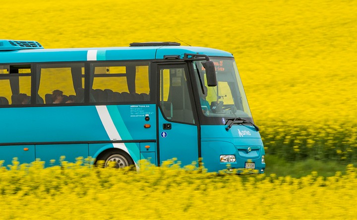 Seniori nad 70 rokov už v prímestských autobusoch nebudú platiť cestovné