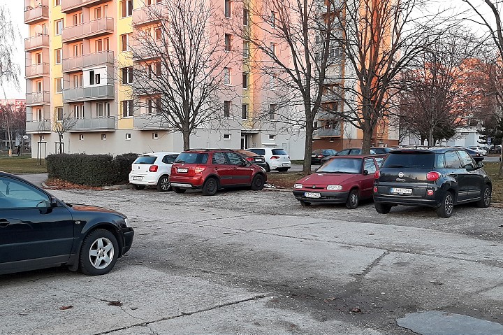 Poslanci rozhodli: Na Spartakovskej zavedú od marca rezidentské parkovanie