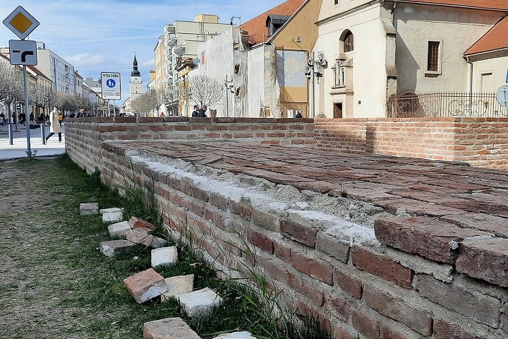 Dolná brána dlho nevydržala nepoškodená, vypadávajú z nej tehly