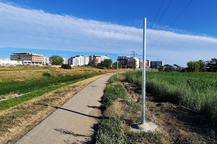 Osvetlenie nad chodníkom popri Trnávke do Modranky mešká, chýbajú stĺpy