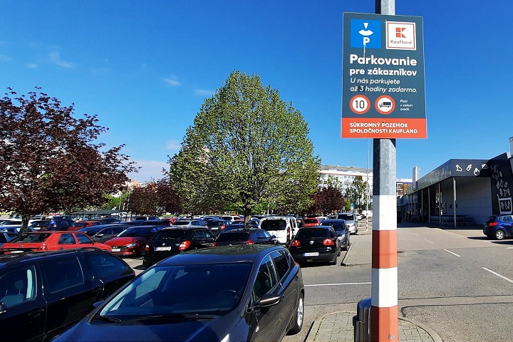 Trnavský Kaufland aj Tesco nechávajú parkoviská zatiaľ bez závor