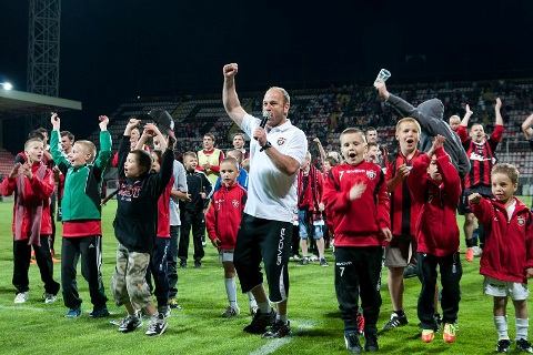 VIDEO: Fans Spartaka vytvorili skvelé choreo, z Hoftycha spravili spíkra