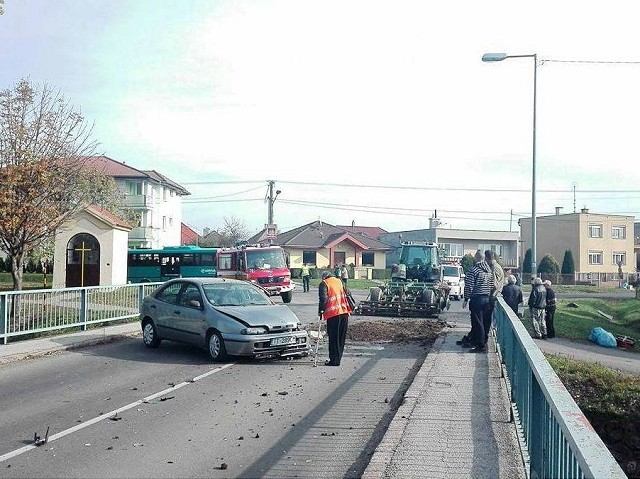 Nehoda v Horných Orešanoch zablokovala premávku, v obci uviazli kamióny