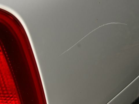 Kto sa nikoho nebojí, doškriabe nepriateľovi pred barakom auto