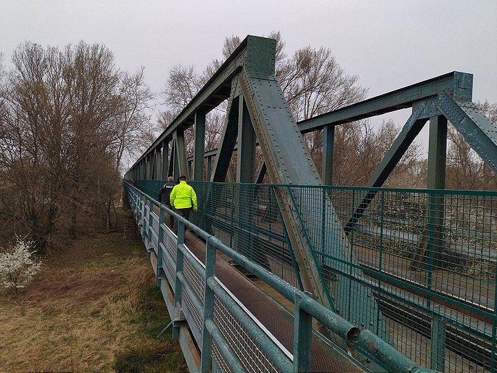 Polícia varuje pred prechádzaním po železničnej trati v Hlohovci