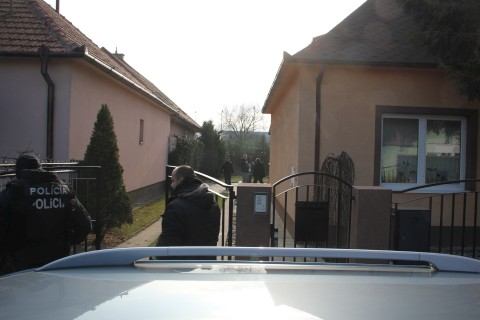 Aktualizované: Policajti strieľali na psa, zranili jeho majiteľku