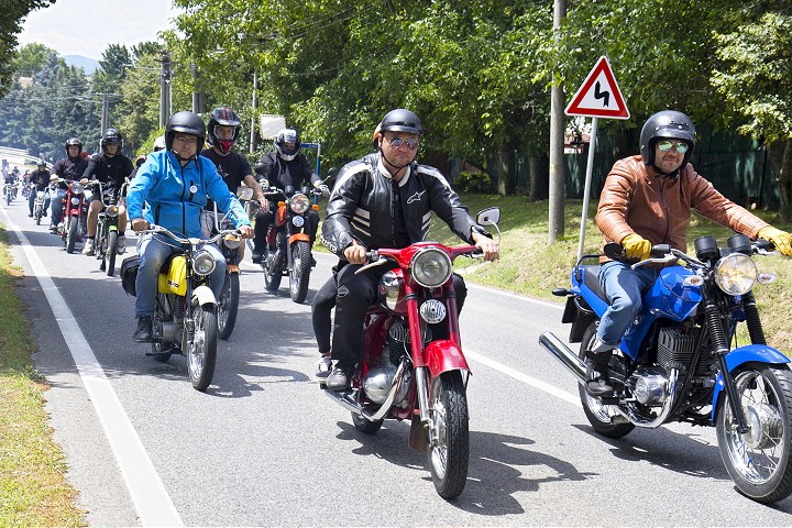 Ružindol zaplavili historické motorky. Moto Ruže lámali rekordy