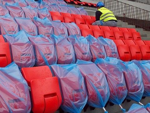 FOTO: Na južnej tribúne City Areny už montujú prvé sedačky