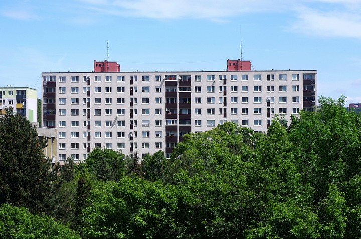 Nedostatky viacerých panelákov na sídliskách komplikujú život obyvateľom