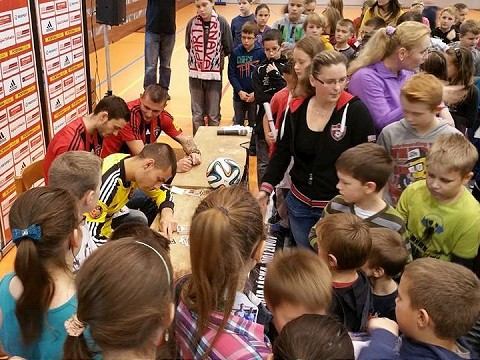 Spartakovci urobili radosť deťom zo školy vo Veľkých Kostoľanoch