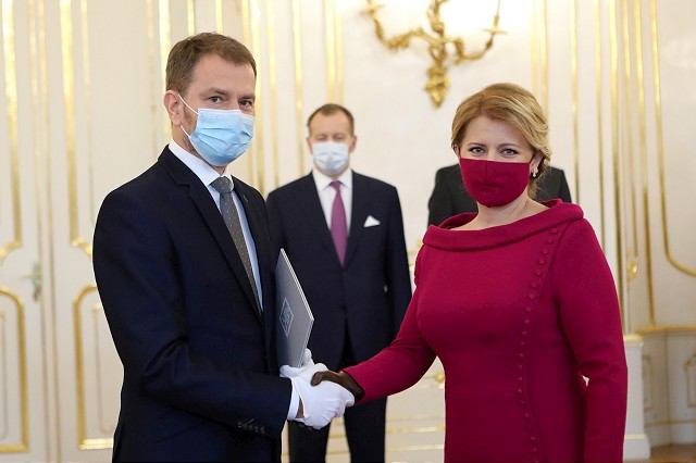 Od dnešného dňa bez rúška na verejnosti ani na krok