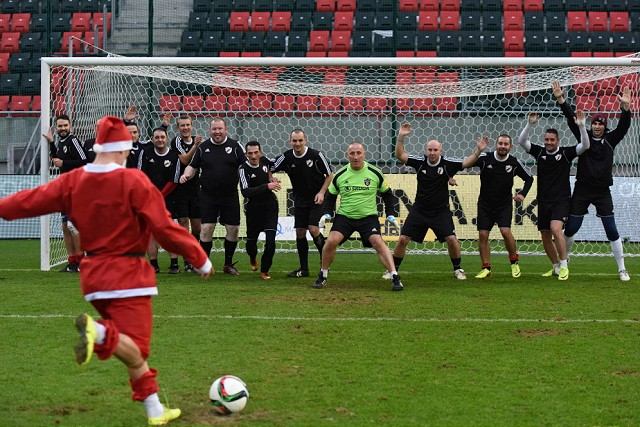 Šéf Spartaka Poór s fanúšikmi rozdávali darčeky, po ihrisku behali Mikuláši