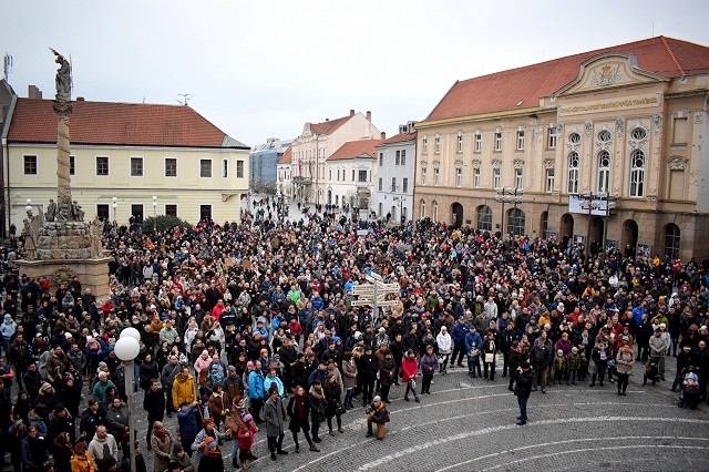 FOTO: Za slušné Slovensko sa postavilo na Trojičnom námestí viac ako dvetisíc ľudí