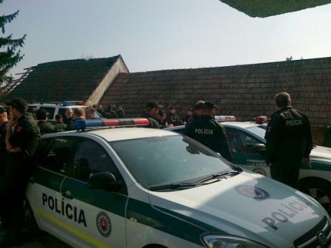 Ozbrojený muž, po ktorom pátrali v lesoch v okolí Lošonca desiatky policajtov, sa vzdal