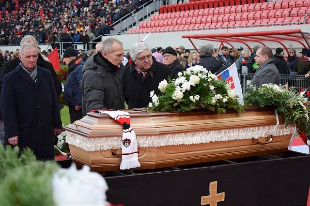 FOTO: S Adamcom sa lúčili na štadióne známe futbalové tváre a tisíce fanúšikov