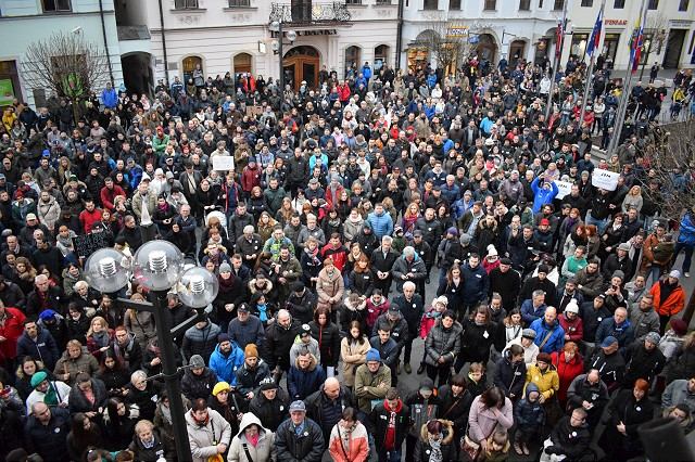 FOTO: Na proteste v Trnave sa ozývali heslá proti vláde, ľudia štrngali kľúčmi