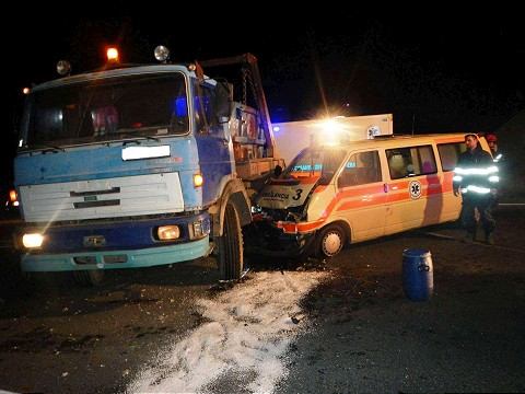 Pri zrážke sanitky a nákladného auta sa zranili traja ľudia