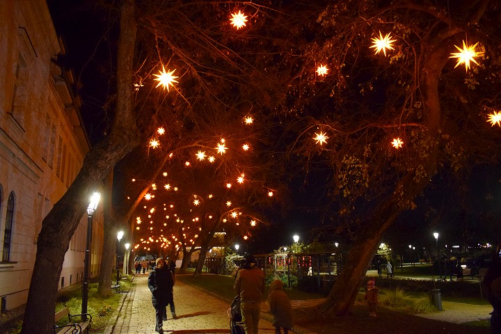 FOTO: Trnava sa krásne vianočne rozžiarila, vysvietili aj nové lokality