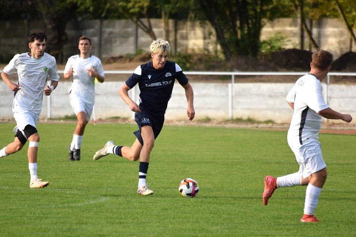 Futbal, 8. liga A: Modranka divoko remizovala s Križovanmi, Smolenice dali 13 gólov