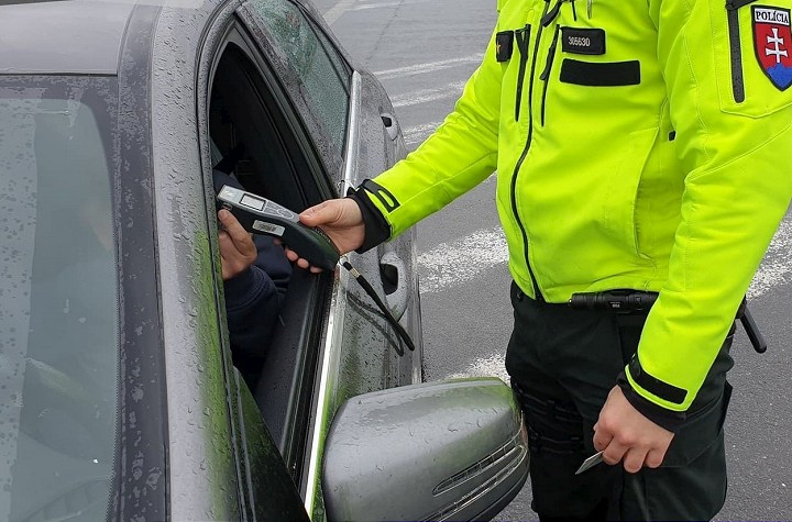 Vodič jazdil v sobotu po Trakoviciach s 2,5 promile, čelí obvineniu