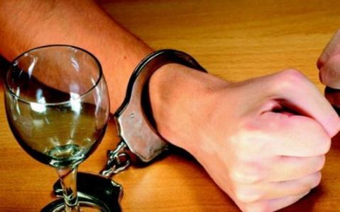 Šofér pod vplyvom alkoholu sa vymenil so spolujazdcom priamo pred policajtmi