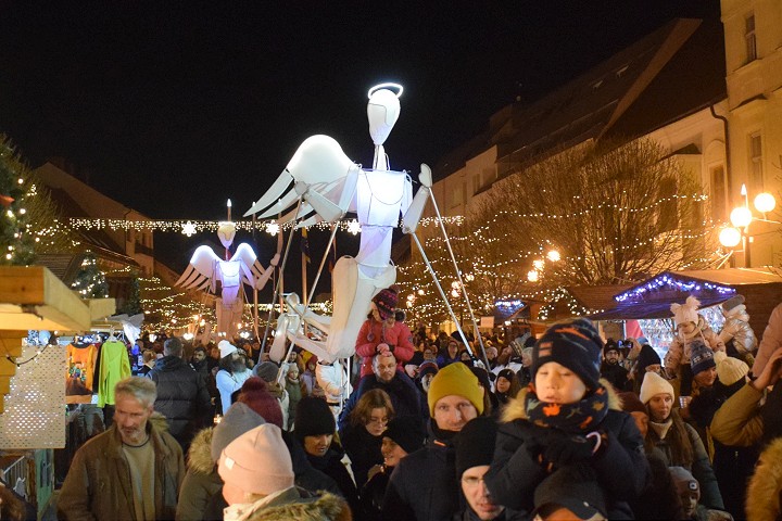 Anjeli mali v Trnave prácu, stromček na Trojičnom námestí úspešne rozsvietili