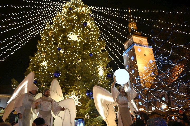 FOTO: Adventné trhy v Trnave sú otvorené, asistovali pri tom aj anjeli