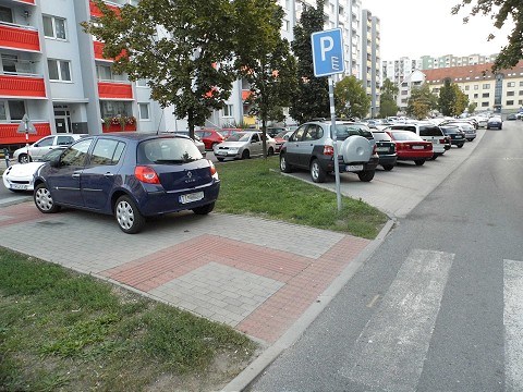V Trnave už nechcú budovať parkovacie miesta na úkor zelene
