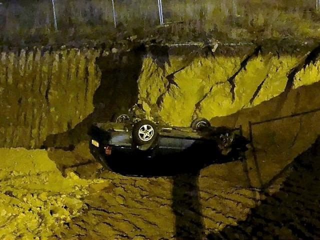 Nehoda pri Arborii: Vozidlo po zrážke spadlo do jamy na stavenisku