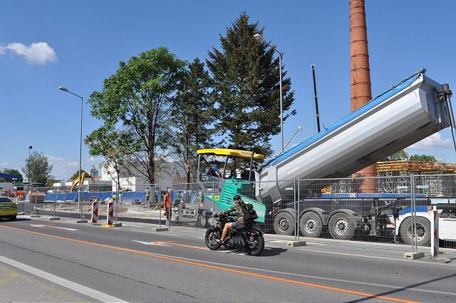 Na Trstínskej ceste v Trnave asfaltovali druhú časť kruhovej križovatky
