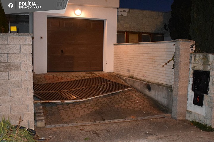 Skorý budíček na Átriovej ulici, bránu im prerazil vodič s tromi promile