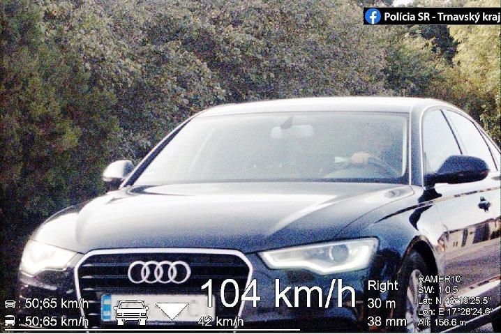 Policajti namerali v Cíferi vodičovi Audi rýchlosť 104 km/h