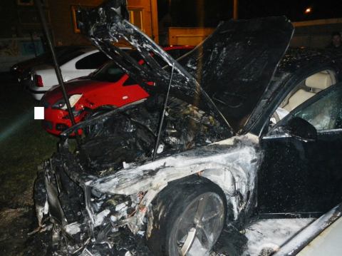 Na Študentskej v noci horelo Audi A6. Podpálil ho niekto úmyselne?