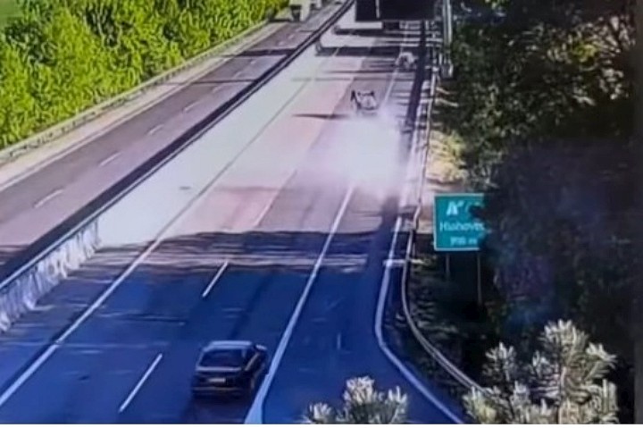 Hrôza na diaľnici: Žena prevrátila auto na strechu, zastavila až po desiatkach metrov