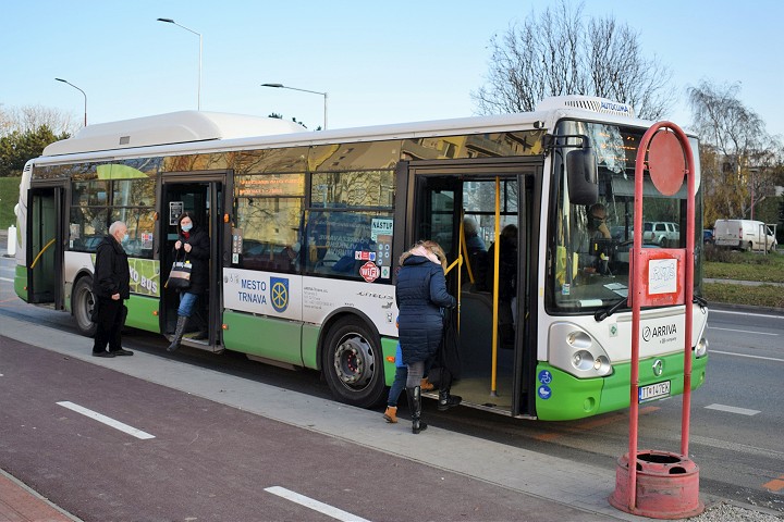 Hromadnú dopravu bude v Trnave ďalej zabezpečovať Arriva