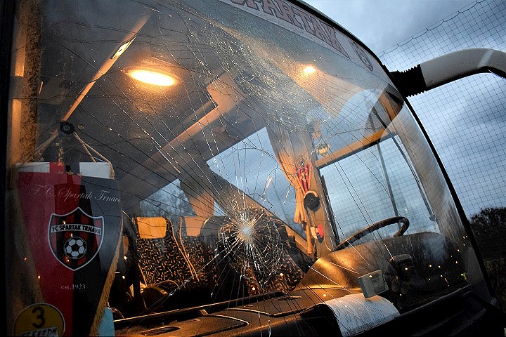 V Bratislave rozbili čelné sklo na klubovom autobuse Spartaka